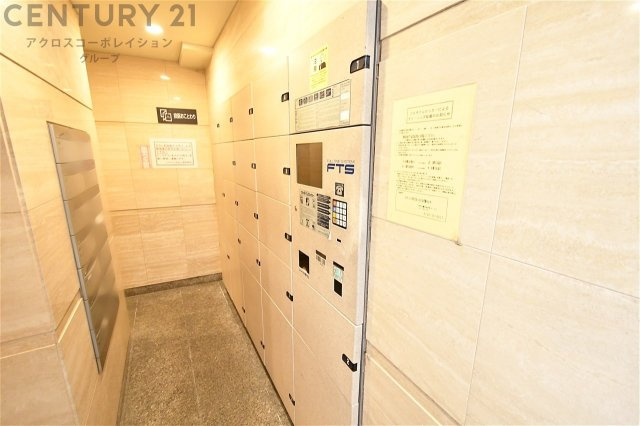 宅配ボックスは荷物の受け取りや配達が便利で安全です。不在時でも荷物が確保され、盗難や損傷のリスクが減少。受け取り時間の柔軟性が向上。外出先からでも荷物の受け取りや預けが可能となります。
