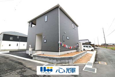 【外観】 | クレイドルガーデン宇部市西岐波 第７（２号棟） | 明るい日差しが差し込む現地。車もゆったり駐めることができます。ぜひ現地をご覧ください。
