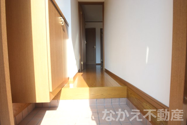 【玄関】 | 収納もある玄関です