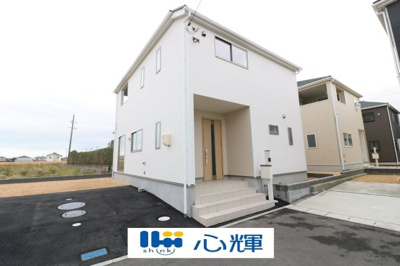 【外観】 | クレイドルガーデン宇部市西岐波 第７（４号棟） | 明るい日差しが差し込む現地。車もゆったり駐めることができます。ぜひ現地をご覧ください。
