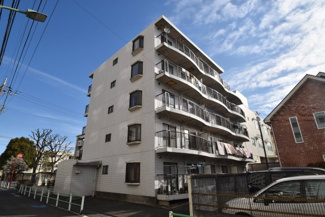 【外観】 | 青空によく映える建物です。手入れの行き届いた外壁やマンション正面エントランスなど、綺麗な姿をぜひ一度、現地にてご覧ください。～即日のご見学可能～　お問合せはお気軽にどうぞ。
