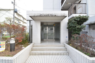 【エントランス】 | マンションの正面エントランス。出入りする人間を癒してくれるマンション入り口であり、その建物の「顔」でもあります。～即日のご見学可能～　お問合せはお気軽にどうぞ。
