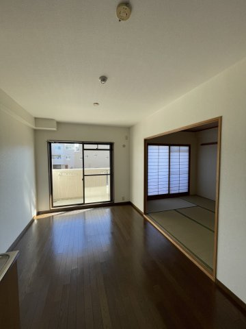 サンロイヤルの居間・リビング|(参考)同マンション同間取り他部屋の写真