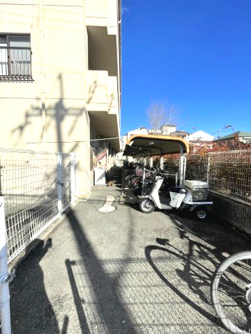 サンロイヤルの駐車場