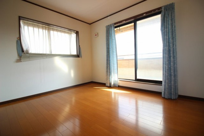 【洋室】 | 太田市亀岡町　中古戸建 | 個人の部屋や寝室として使える洋室です。クローゼット付きです。