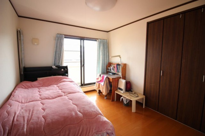 【洋室】 | 太田市亀岡町　中古戸建 | 明るい洋室です。南側バルコニー付で布団干しも楽々です。