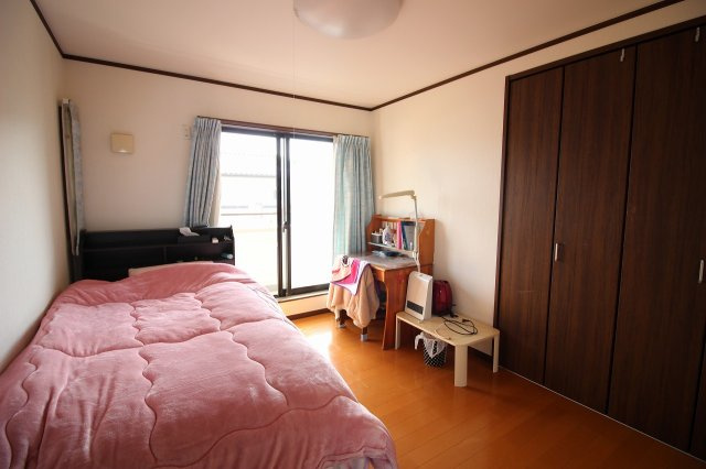 【洋室】 | 太田市亀岡町　中古戸建 | 明るい洋室です。南側バルコニー付で布団干しも楽々です。