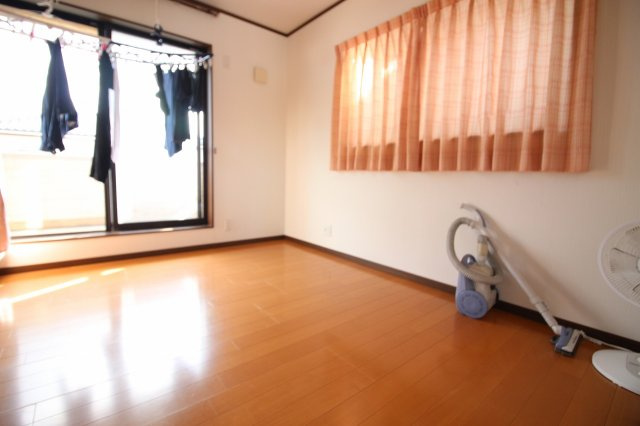 【洋室】 | 太田市亀岡町　中古戸建 | 南面からの日差しも良く入る明るい洋室です♪