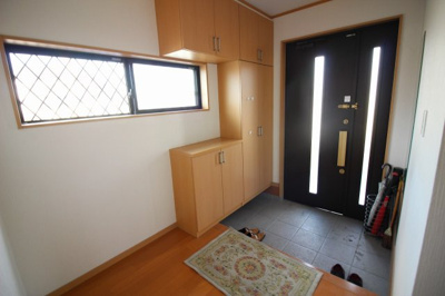 【玄関】 | 太田市亀岡町　中古戸建 | ゆったりとした玄関でシューズラックも完備です♪