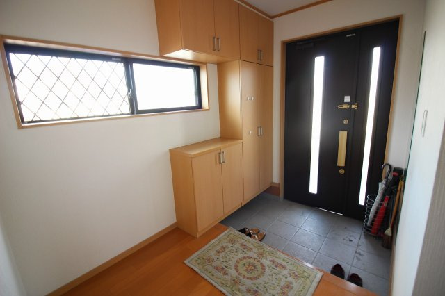 【玄関】 | 太田市亀岡町　中古戸建 | ゆったりとした玄関でシューズラックも完備です♪
