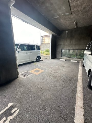 メゾン摂津の駐車場