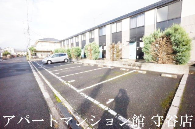 レオパレス吉春の駐車場