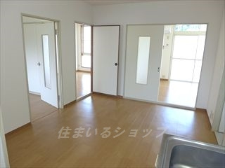 広島市安佐北区落合南２丁目のアパートの居間・リビング