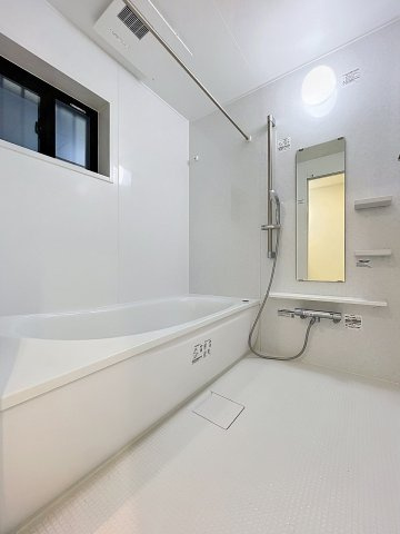 【浴室】 | 北浦和2丁目戸建 | ★雨の日でも洗濯物が干せる浴室乾燥機付き★