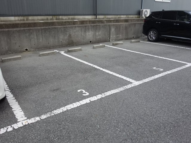 リュイール桃山台の駐車場