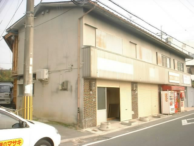 秋篠町ガレージハウスの外観