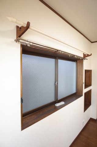 【その他】 | 睦マンション | 室内物干しにも、追加カーテンにも使えるバーを付けました！