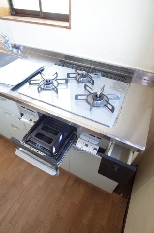 【キッチン】 | 睦マンション | ガラストップ３クチコンロに、お魚用のグリルも油跳ねしない装置