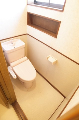 【トイレ】 | 睦マンション | ウォシュレット付き、棚付き、窓付き。
