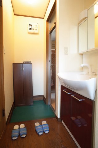 【玄関】 | 睦マンション | 玄関廊下から、お部屋が丸見えにならない、玄関ホール物件