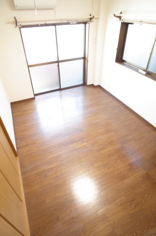 【居間・リビング】 | 睦マンション | お部屋は広めの７帖タイプでゆったり感。