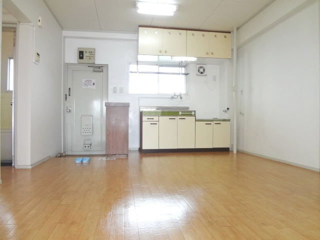 ベアーズマンション【10,000円キャッシュバック対象物件】の居間・リビング|こちらのリビングで趣味の時間をお楽しみください