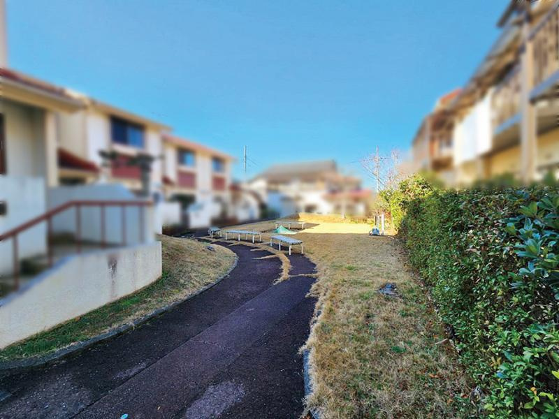 高知市瀬戸　中古タウンハウスの前面道路含む現地写真