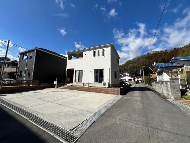 成約しました！【築浅・角地】内郷高坂　中古物件の前面道路含む現地写真