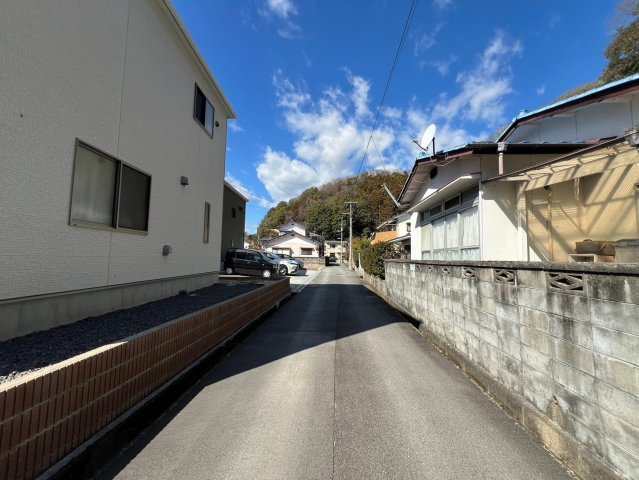成約しました！【築浅・角地】内郷高坂　中古物件の前面道路含む現地写真|北東側幅員4.0ｍの公道です