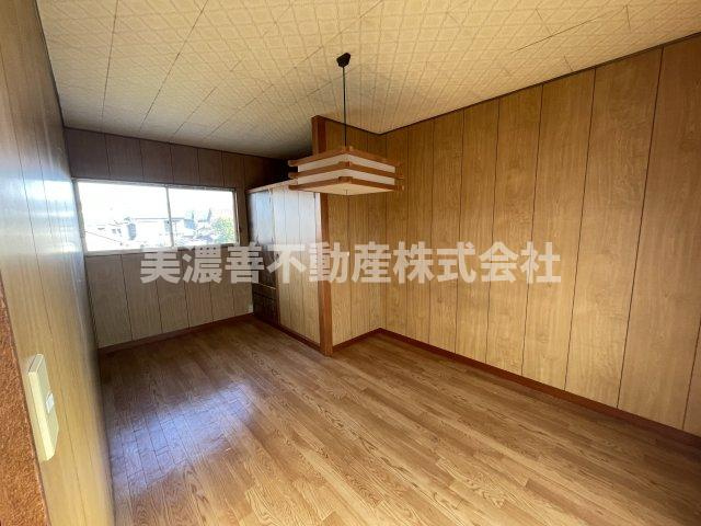 ６２５８１　岐阜市長森細畑中古戸建ての洋室