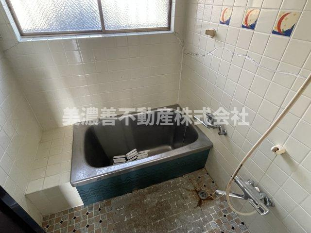 ６２５８１　岐阜市長森細畑中古戸建ての浴室