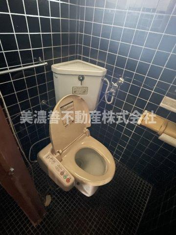 ６２５８１　岐阜市長森細畑中古戸建てのトイレ