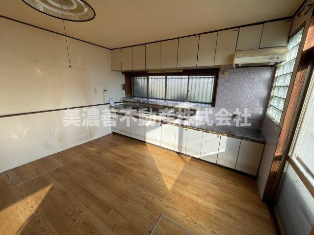 ６２５８１　岐阜市長森細畑中古戸建てのキッチン