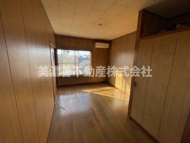 ６２５８１　岐阜市長森細畑中古戸建ての洋室
