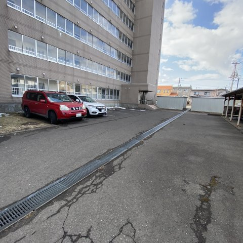 ティアラ高砂ハイツの駐車場