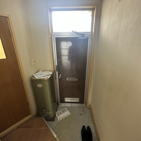 マンション城の玄関