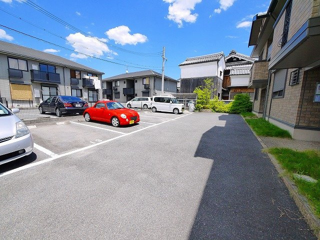 サニードゥウェリングⅢの駐車場|敷地内駐車場完備