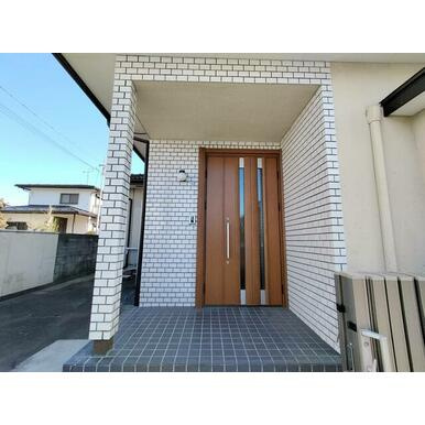 本庄市栄2丁目　中古戸建のエントランス|ポーチが広く雨の日でも安心