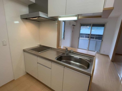 【キッチン】 | コートヤード ＫＯＢＵＳ Ⅱ | 対面システムキッチン ＩＨ付