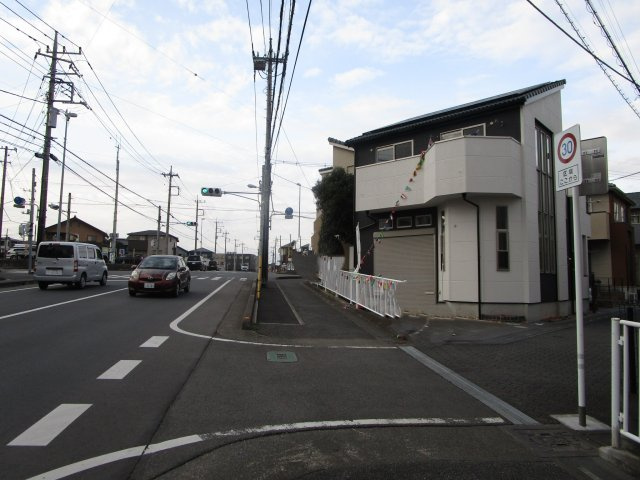 桶川市上日出谷南　中古戸建の前面道路含む現地写真