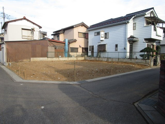 桶川市坂田東　売地の前面道路含む現地写真