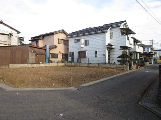 桶川市坂田東　売地の前面道路含む現地写真