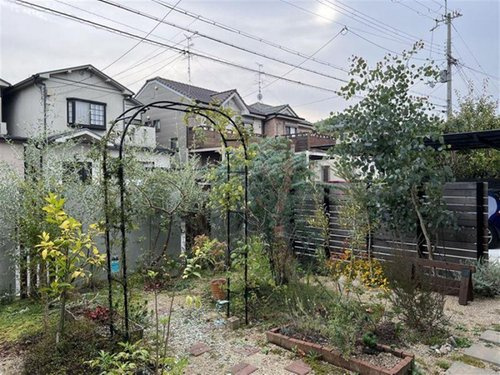 大原野上里勝山町の前面道路含む現地写真|・南側に広々庭付き！