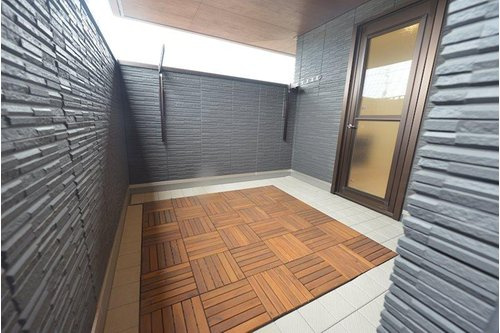 大原野上里勝山町のバルコニー|・2階南側の屋根付きのバルコニーです。家族の洗濯物や布団もたっぷり干せそう！