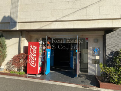 【エントランス】 | アスリート本町リバーウエスト | エントランス部分！便利な自動販売機があります！