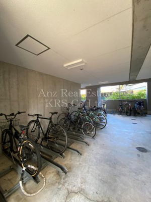 【その他】 | アスリート本町リバーウエスト | 屋内にあるサイクルスタンド付きの駐輪場です♪