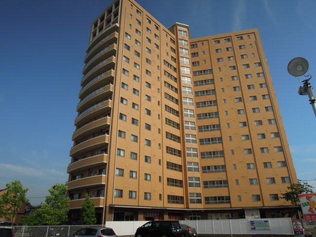 タワーグランデCHAの外観|１５階建てのタワーマンション。外観タイル貼りの重厚感ある造り