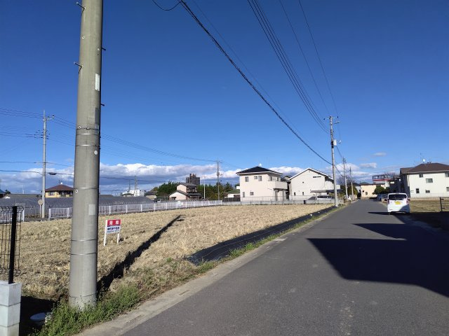 鴻巣市愛の町の売地の前面道路含む現地写真