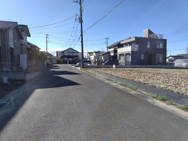 鴻巣市愛の町の売地の前面道路含む現地写真