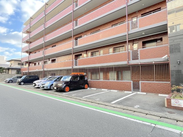 ロマネスク春日原の駐車場